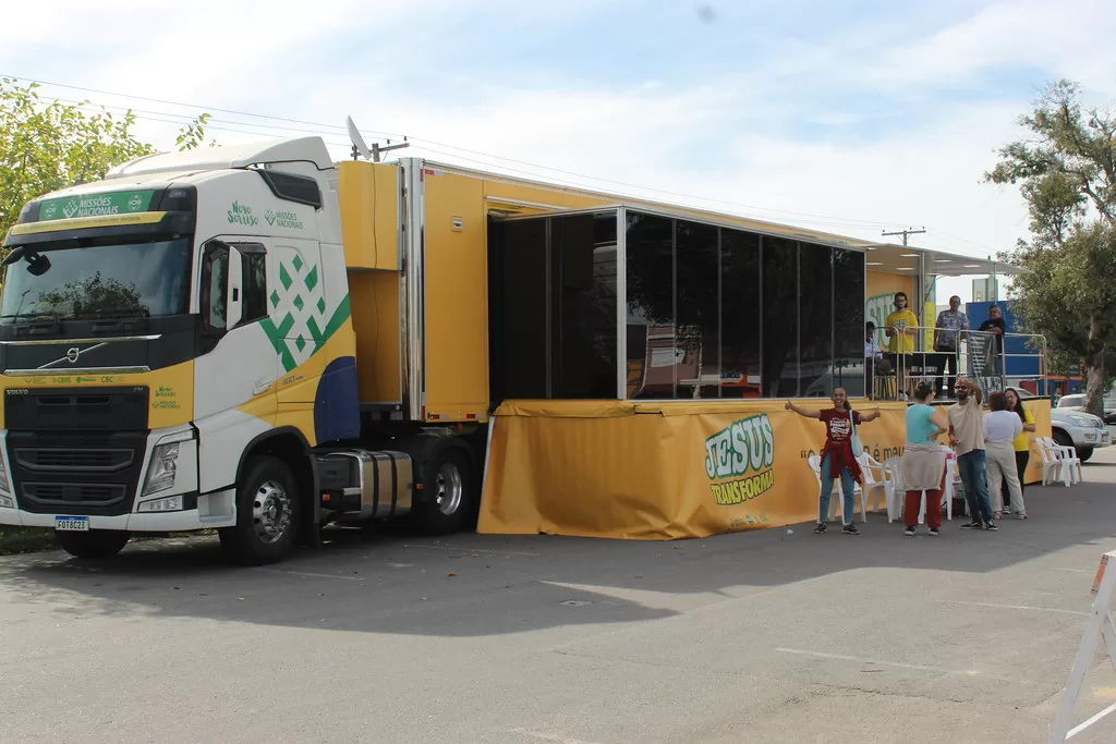 Distribuição de roupas na Carreta Missionária