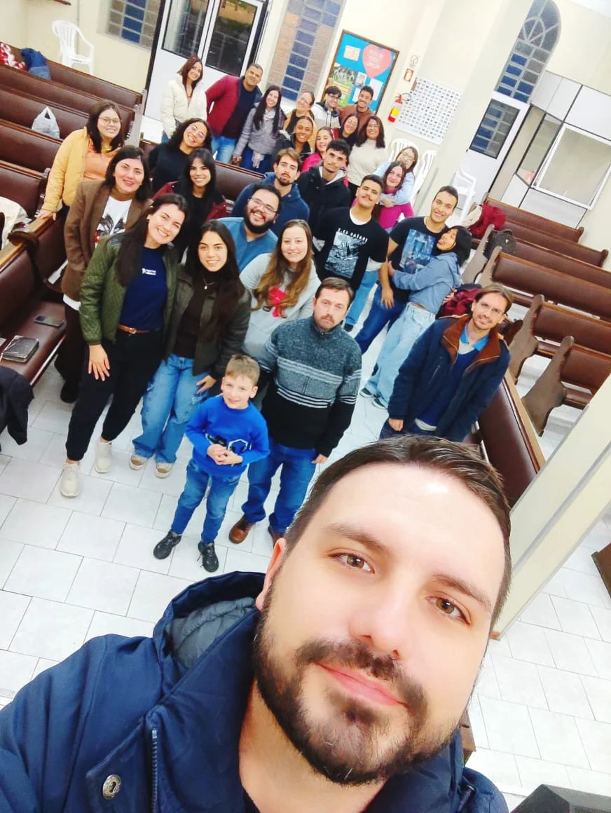 Momento de comunhão na reunião de jovens — IBF Fragata